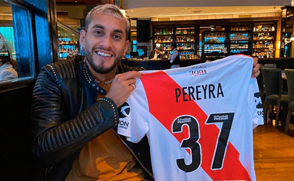 El Tucu mostrando la nueva camiseta con su nombre y número en la espalda.