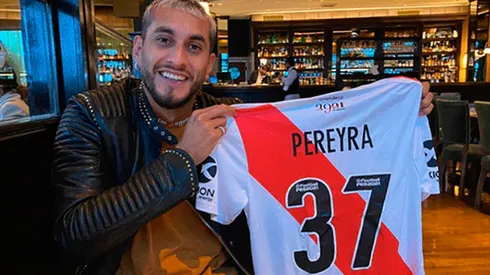 El Tucu mostrando la nueva camiseta con su nombre y número en la espalda.