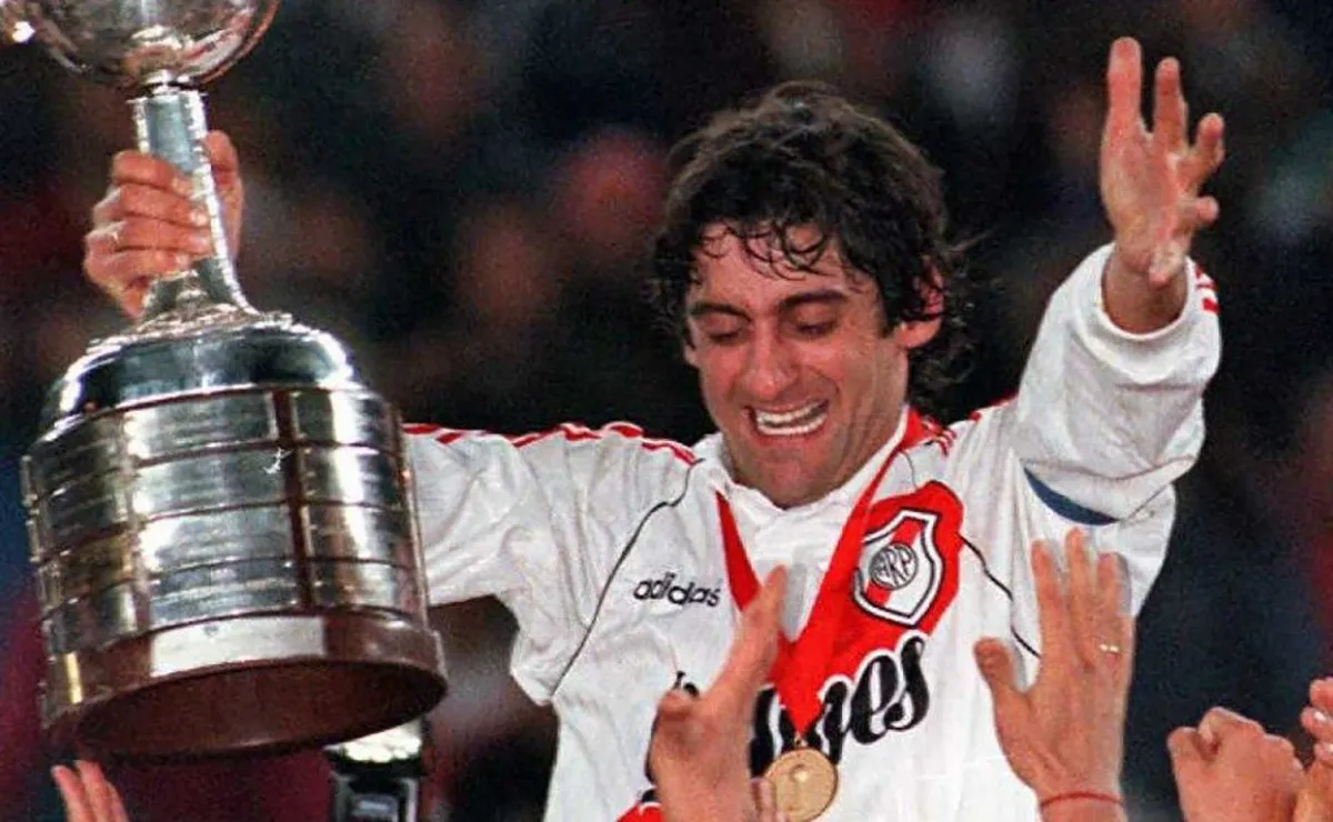 Sonrisa y trofeo en mano. Enzo revivió la gloria alcanzada hace 25 años.