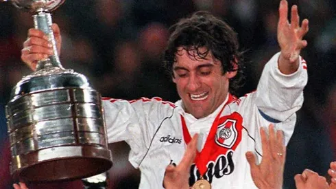Sonrisa y trofeo en mano. Enzo revivió la gloria alcanzada hace 25 años.