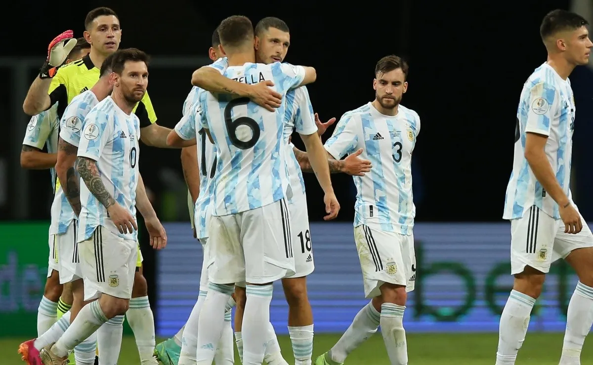 Germán Pezzella y Gudo Rodríguez celebran el triunfo de la Selección Argentina ante Paraguay que la ubicó en los cuartos de final.