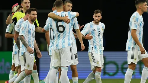 Germán Pezzella y Gudo Rodríguez celebran el triunfo de la Selección Argentina ante Paraguay que la ubicó en los cuartos de final.