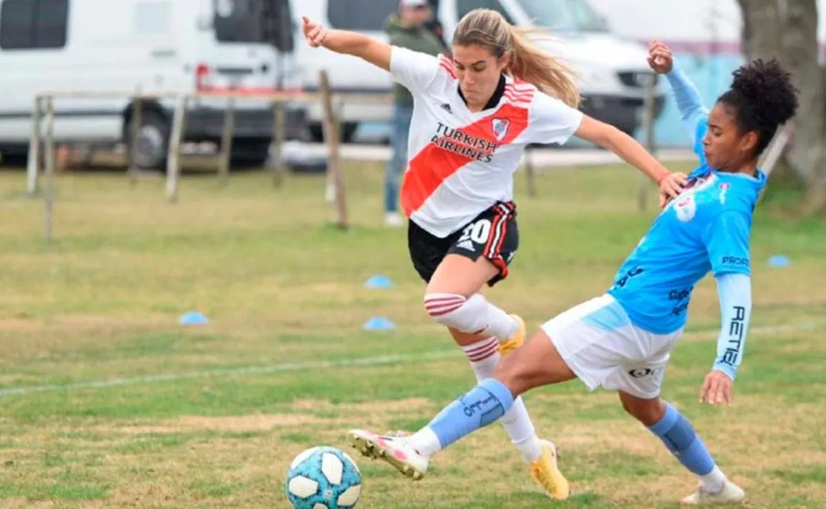 Victoria Costa enfrenta a su marcadora. River cayó ante la UAI Urquiza por la octava fecha del Apertura y perdió el invicto.