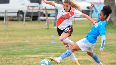 Victoria Costa enfrenta a su marcadora. River cayó ante la UAI Urquiza por la octava fecha del Apertura y perdió el invicto.