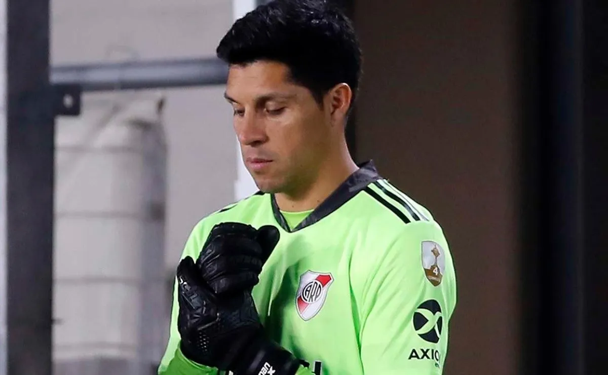 Los fanáticos de River agotaron la edición limitada que sacó la marca que viste al Más Grande del buzo verde que usó Enzo Pérez ante Santa Fe por la Libertadores.