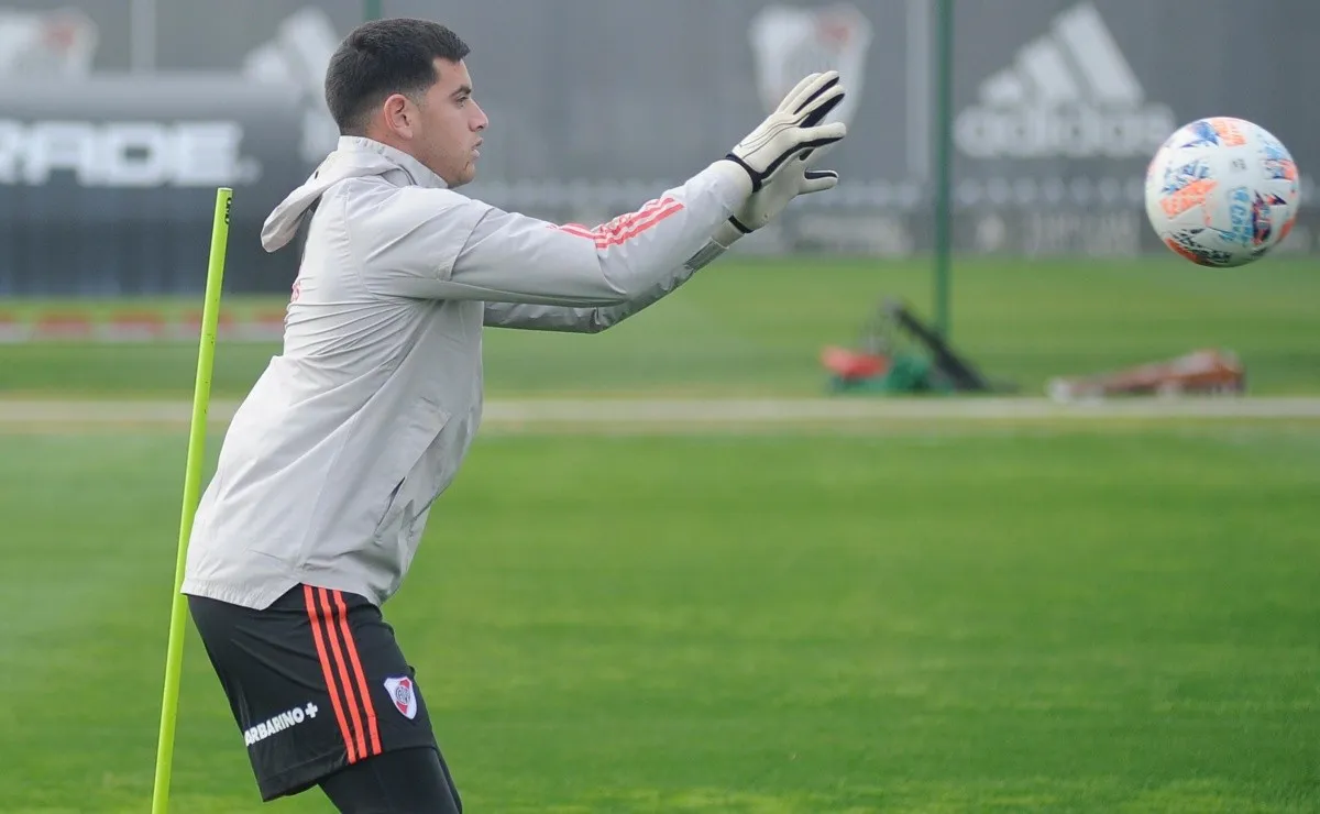 Leo Díaz realizando el precalentamiento en la Bombonera junto a Agustín Gómez. Aquella tarde tuvo un gran debut en Primera Díaz.