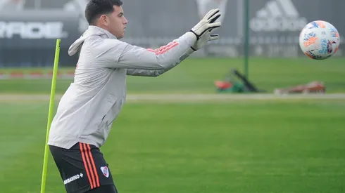 Leo Díaz realizando el precalentamiento en la Bombonera junto a Agustín Gómez. Aquella tarde tuvo un gran debut en Primera Díaz.