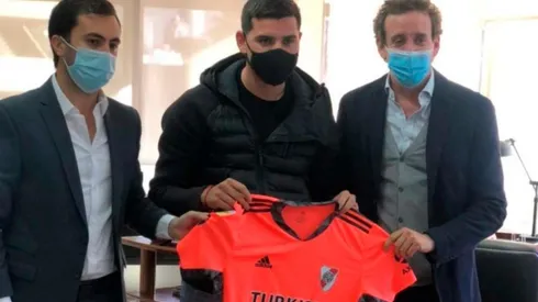 Stefani Di Carlo, Leo Díaz e Ignacio Villarroel en la firma del contrato del arquero del Más Grande.