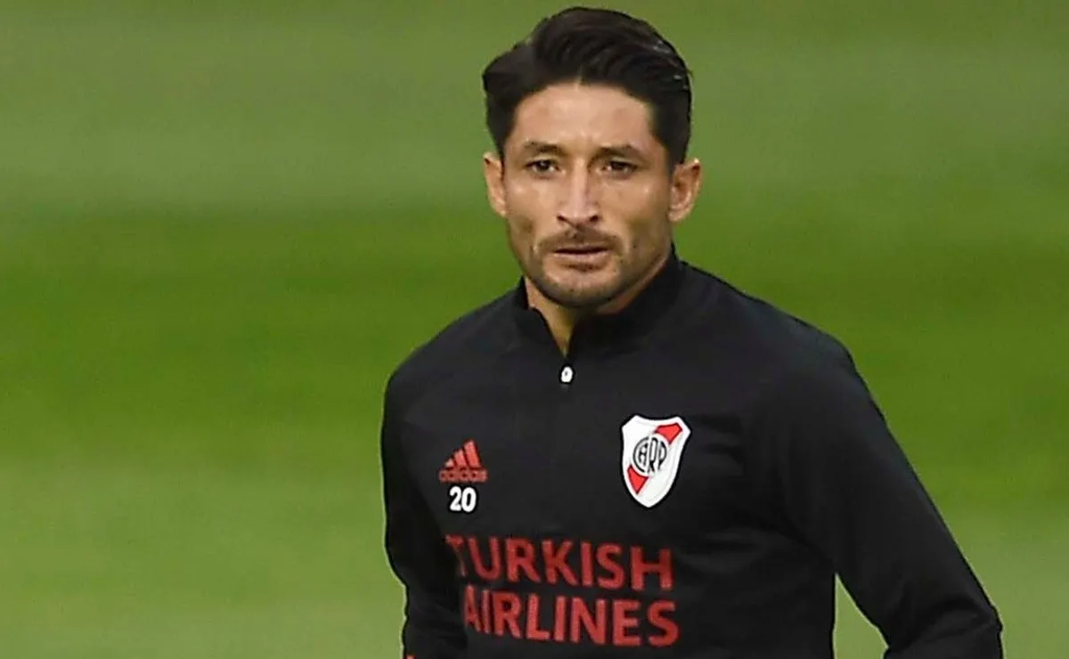 Milton Casco visitó la escuelita de fútbol del club de su pueblo en el cual él se inició y compartió tiempo con dos de sus formadores.