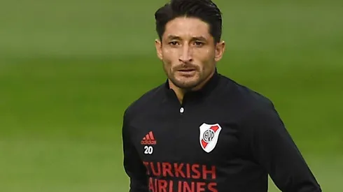 Milton Casco visitó la escuelita de fútbol del club de su pueblo en el cual él se inició y compartió tiempo con dos de sus formadores.