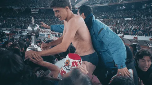 Hernán Crespo, en plena vuelta olímpica después de ser el goleador de la final ante América de Cali.