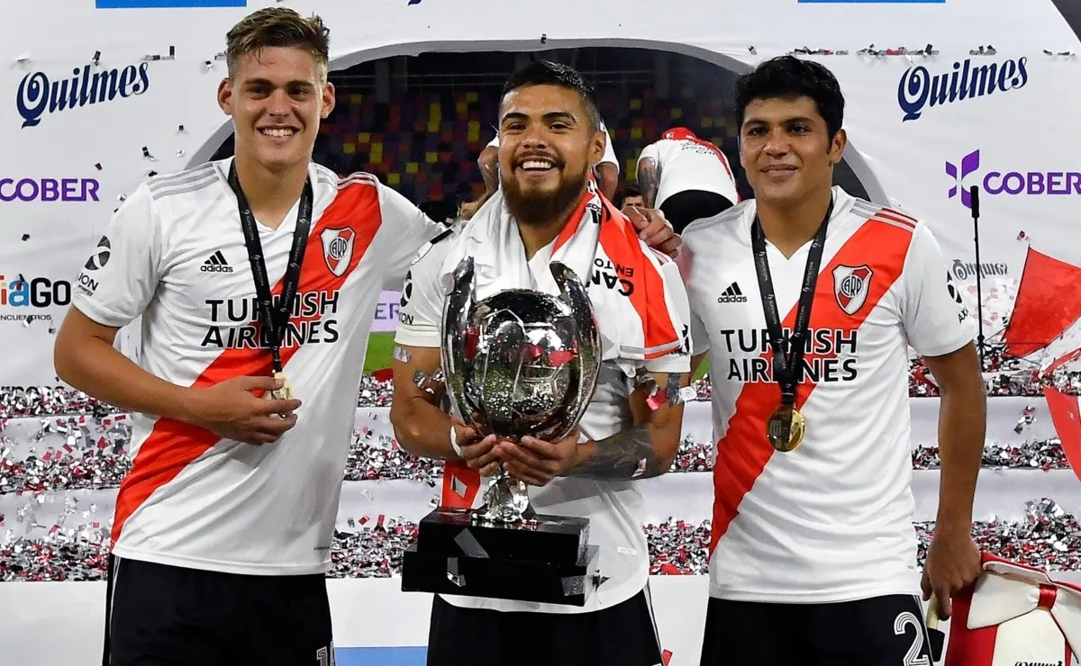 Federico Girotti, Paulo Díaz y Robert Rojas celebran la obtención de la Supercopa Argentina ante Racing en Santiago del Estero.