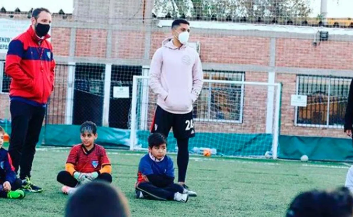Enzo Pérez disfrutó de una tarde de fútbol con los chicos que concurren a su academia de fútbol en Maipú, Mendoza.
