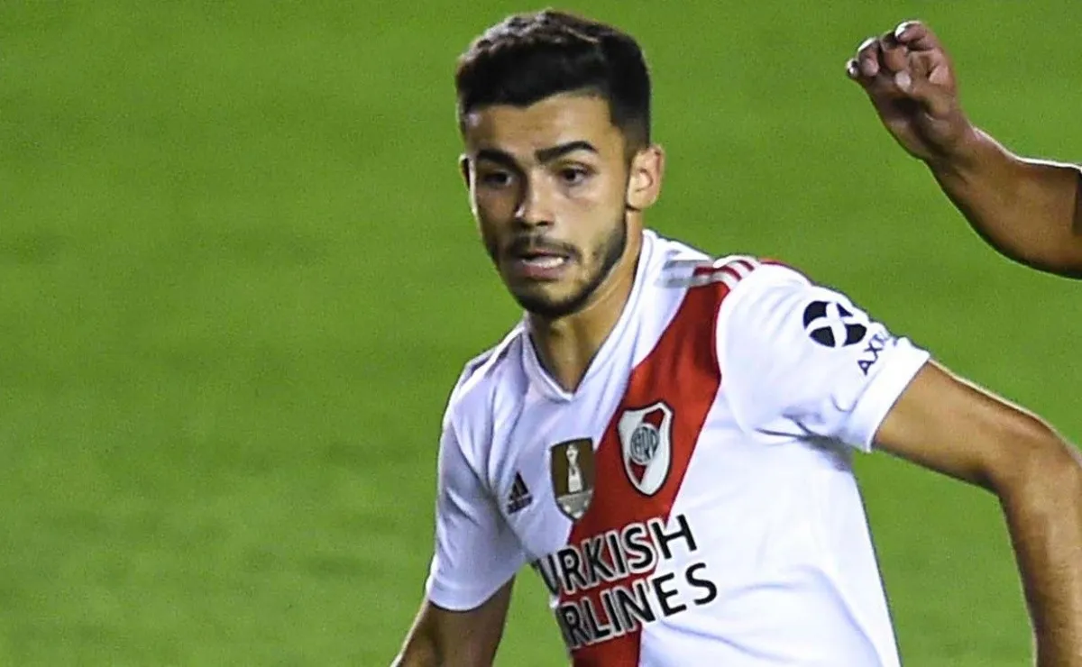 Santiago Simón habló de su debut en River, su vínculo con Marcelo Gallardo, la amistad que tiene con Agustín Palavecino, su versatilidad en la cancha y la vez que jugó con Messi.