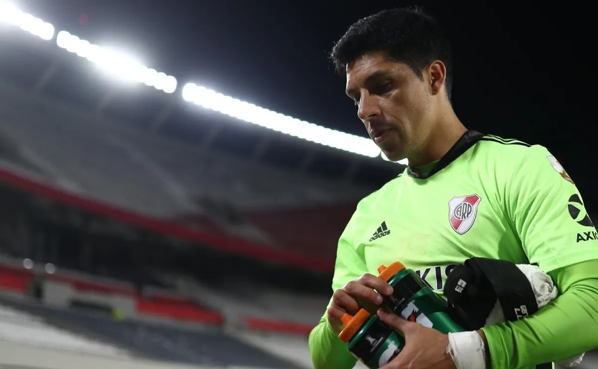 Enzo Pérez fue homenajeado en el Día del arquero argentino, recibió regalos y además realizó un posteo para sus "colegas".