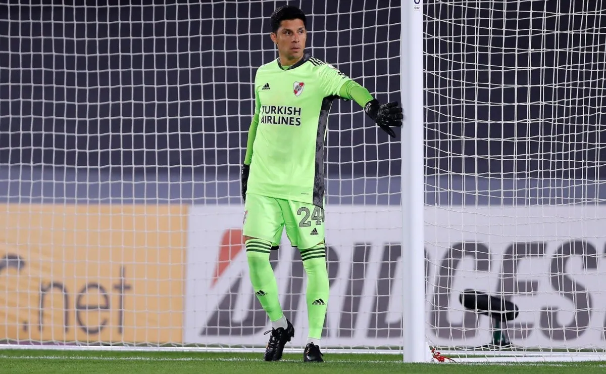 La marca que viste a River pondrá a la venta el buzo verde que utilizó Enzo Pérez cuando atajó ante Santa Fe por la Copa Libertadores.