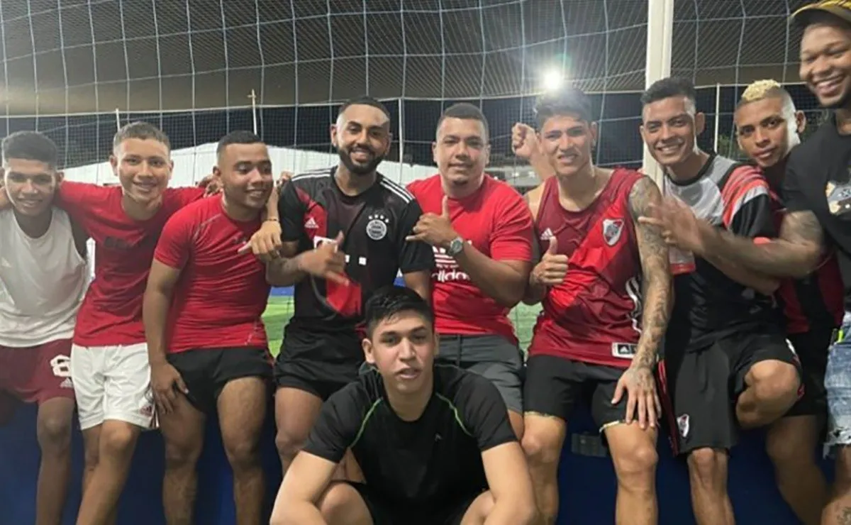 El colombiano jugó al fútbol con unos amigos en Colombia.