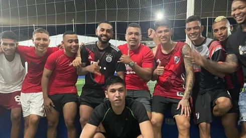 El colombiano jugó al fútbol con unos amigos en Colombia.