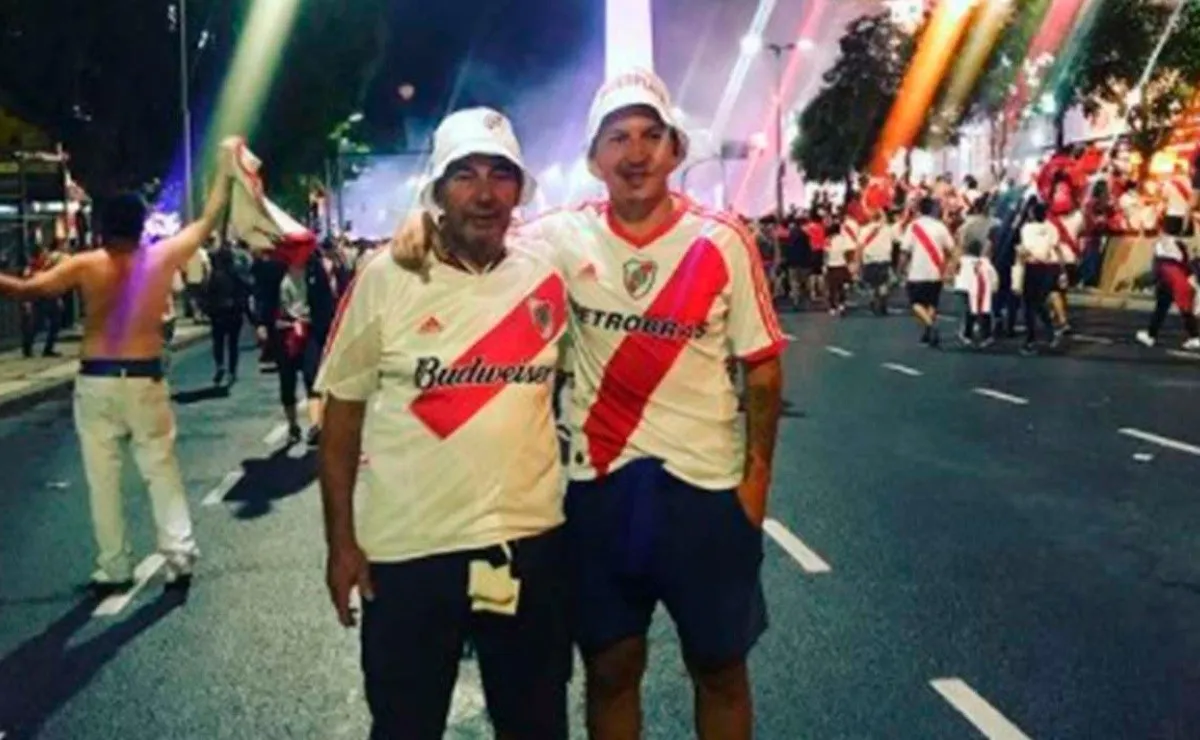 Gustavo Oberman junto a su padre luego de la final entre River y Boca de la Copa Libertadores 2018 en el Obelisco.