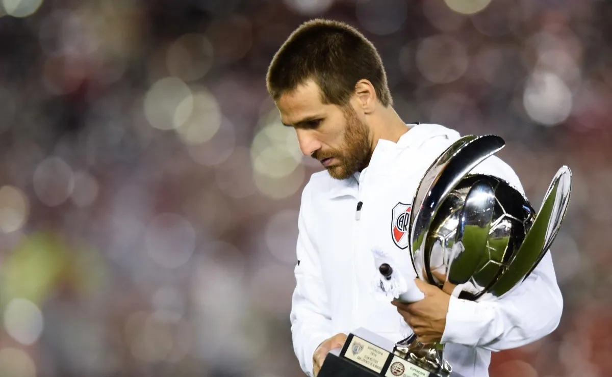 El León con el trofeo de la Supercopa 2018.