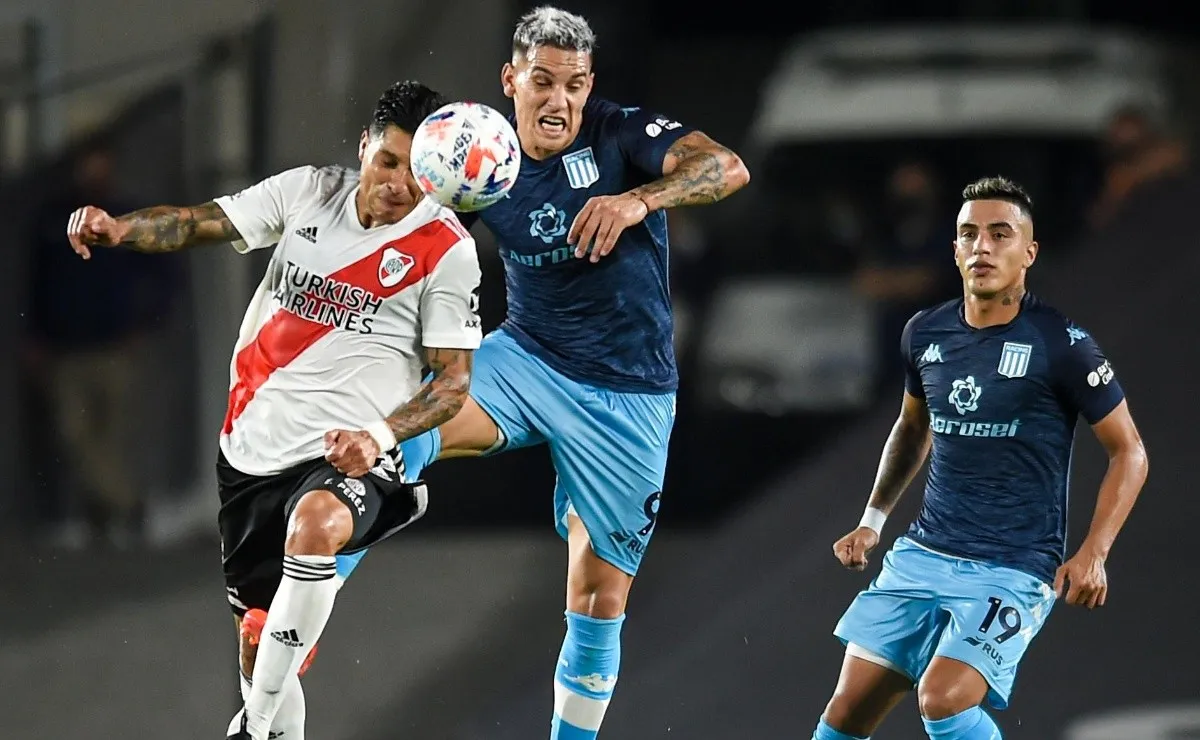 Enzo Copettí disputa la pelota con Enzo Pérez. Ambos llevan su nombre por Francescoli, el volante de River es diez años mayor.