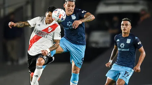 Enzo Copettí disputa la pelota con Enzo Pérez. Ambos llevan su nombre por Francescoli, el volante de River es diez años mayor.