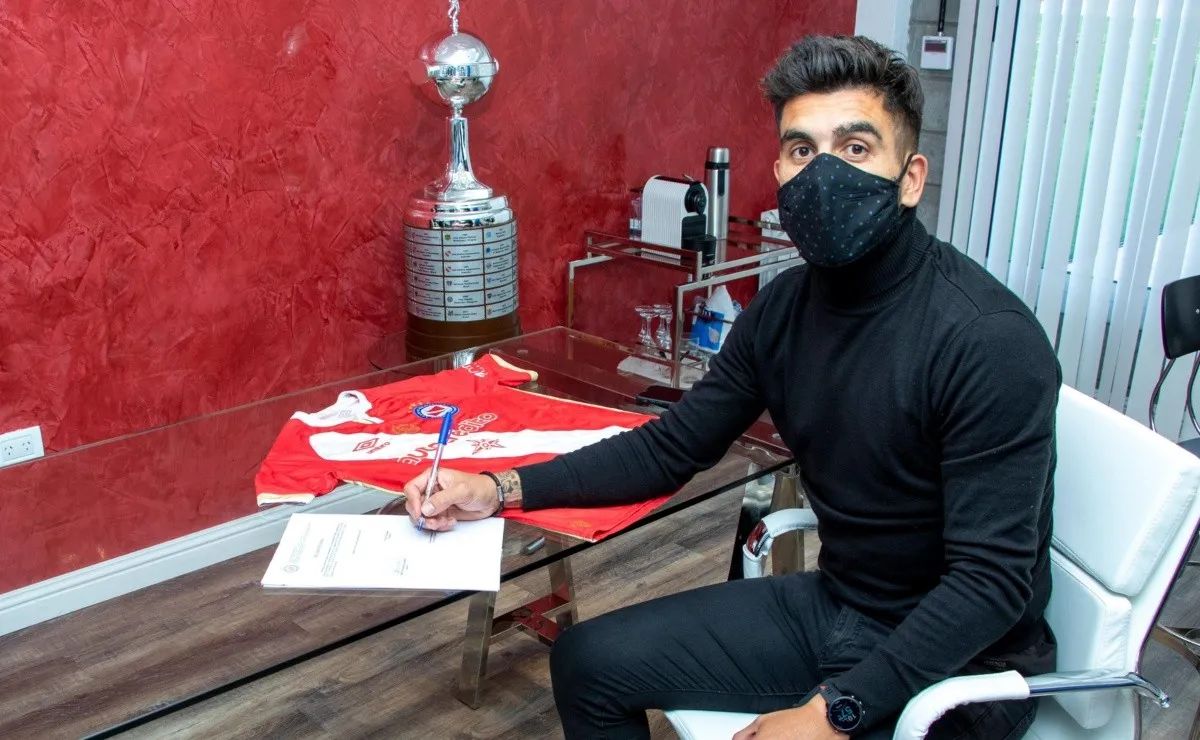 El Bicho volvió a las prácticas y sumó una incorporación en la mitad de la cancha.