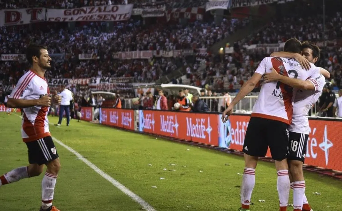 Camilo Mayada jugó con un diseño anterior en un partido con Independiente.