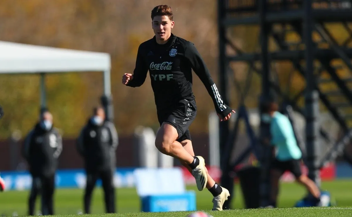 Julián Álvarez hizo su debut con la Selección mayor Argentina en las Eliminatorias Sudamericanas contra Chile.