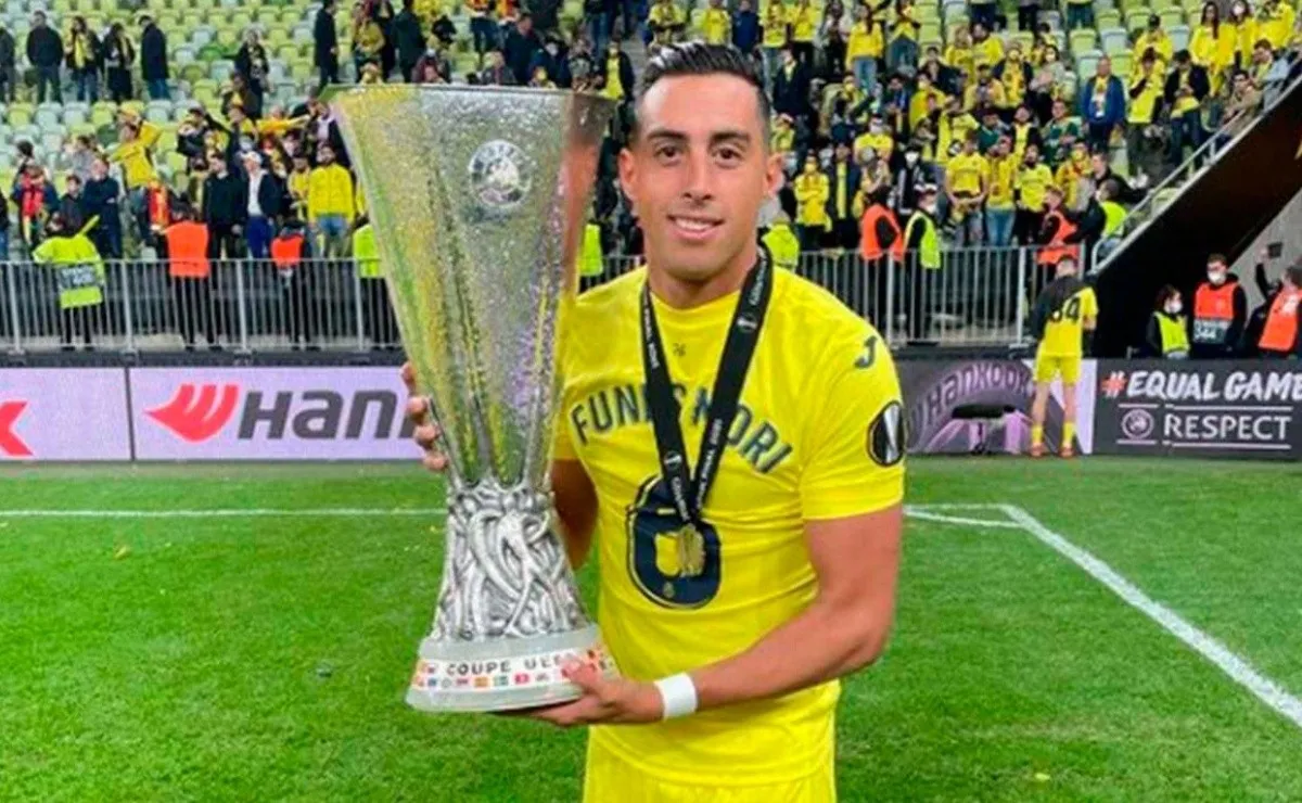 Ramiro Funes Mori con la UEFA Europa League que obtuvo con el Villarreal ante el Manchester United.