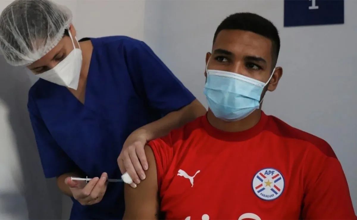 El defensor recibió la primera dosis de la vacuna contra el coronavirus.