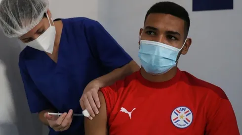 El defensor recibió la primera dosis de la vacuna contra el coronavirus.