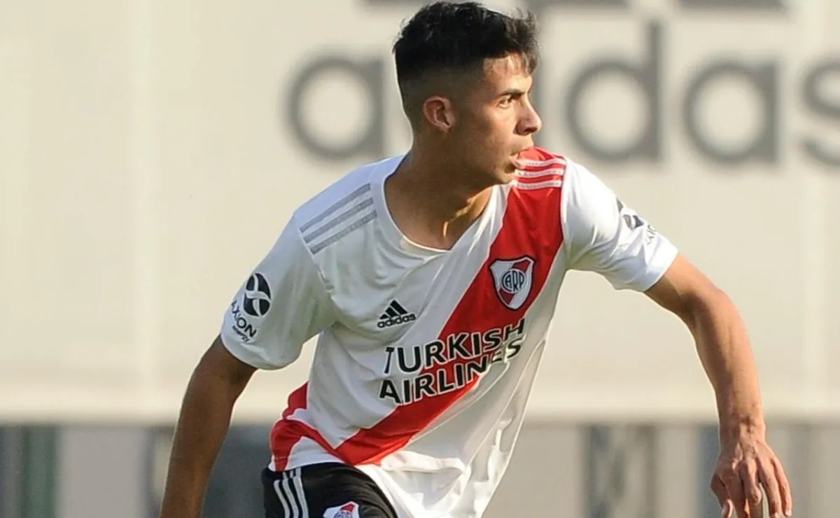 Tomás Galván debutó oficialmente en la Bombonera, por la Copa de la Liga Profesional