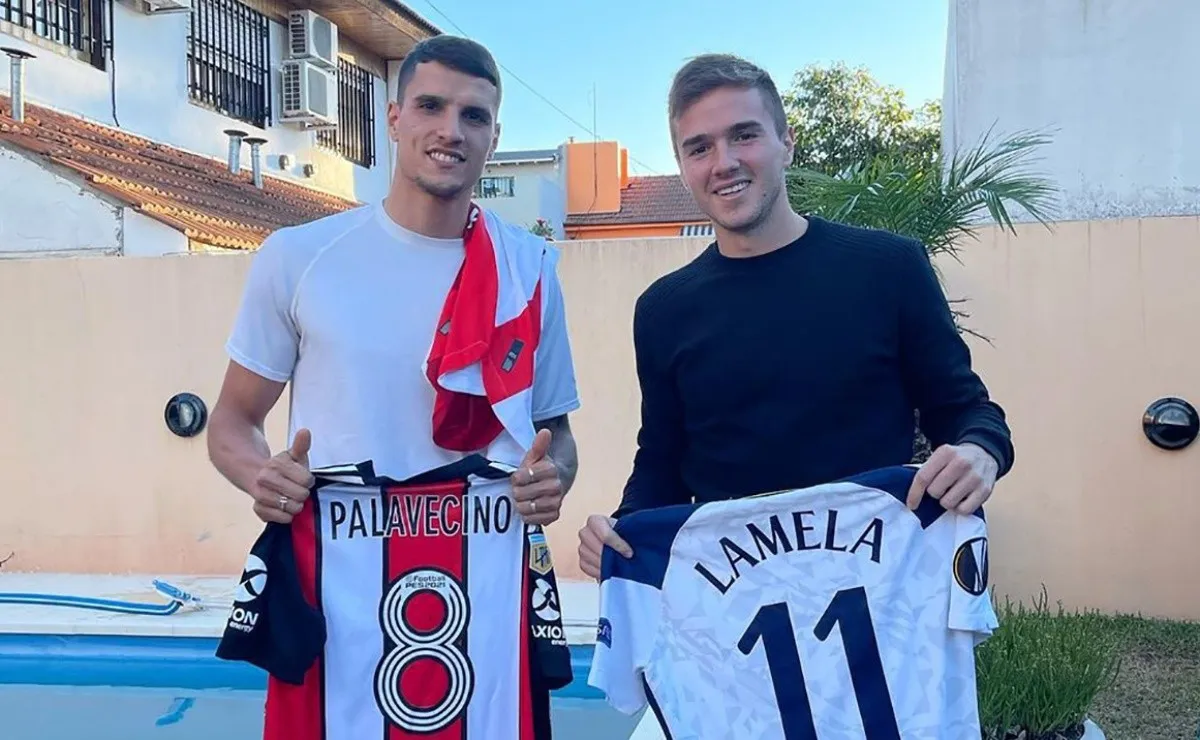 De primo a primo: Palavecino y Lamela posan con sus respectivas camisetas.