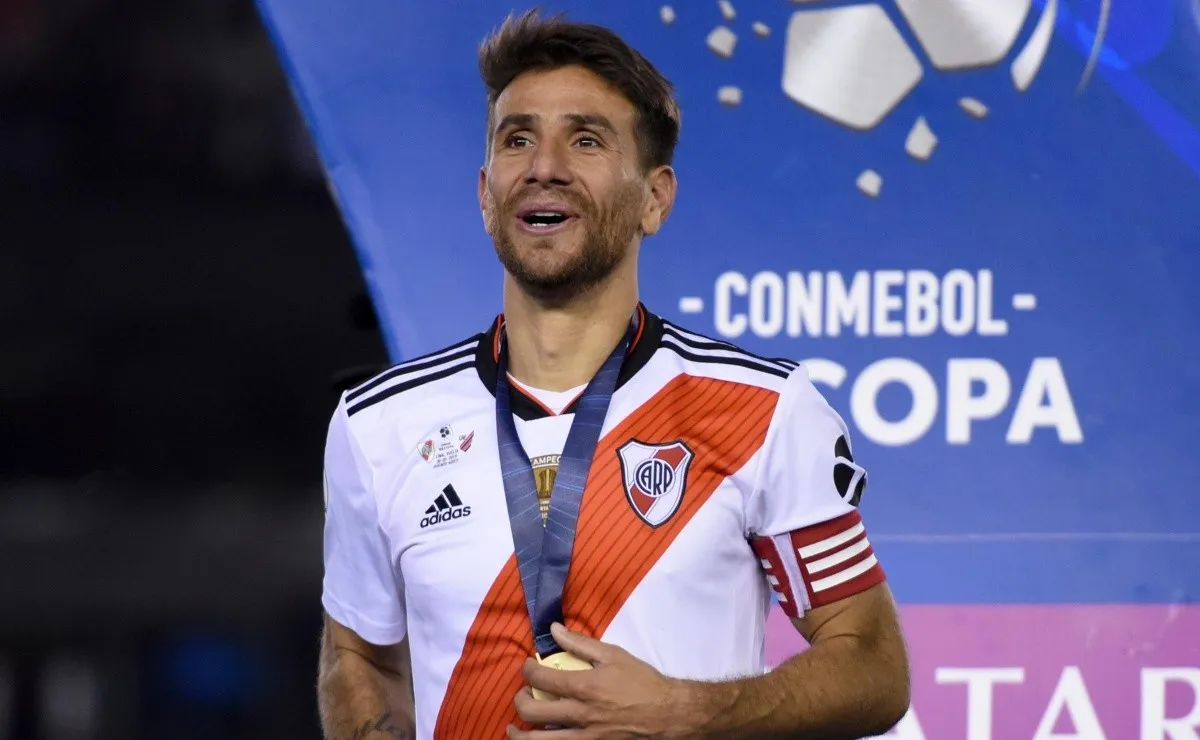 El León seguirá vistiendo la banda roja un tiempo más.
