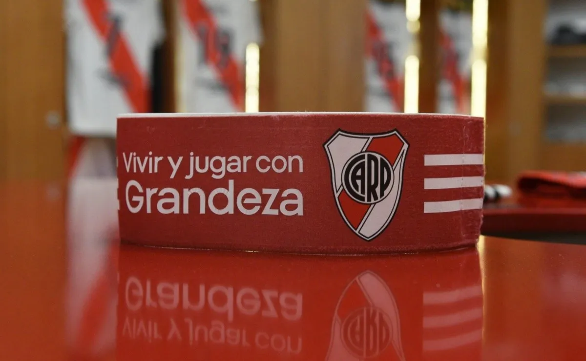 La cinta de capitán frente a Fluminense llevó consigo el nuevo slogan.