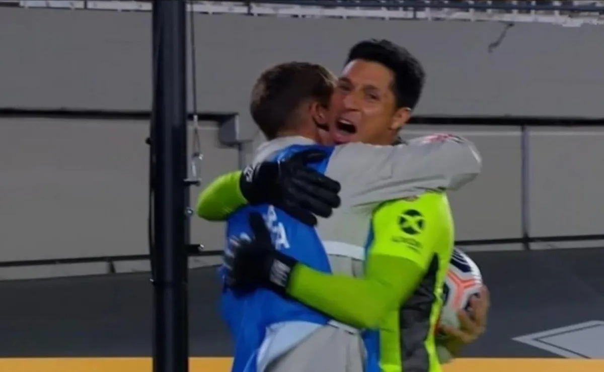 El momento del abrazo entre Enzo Pérez y el arquero juvenil.
