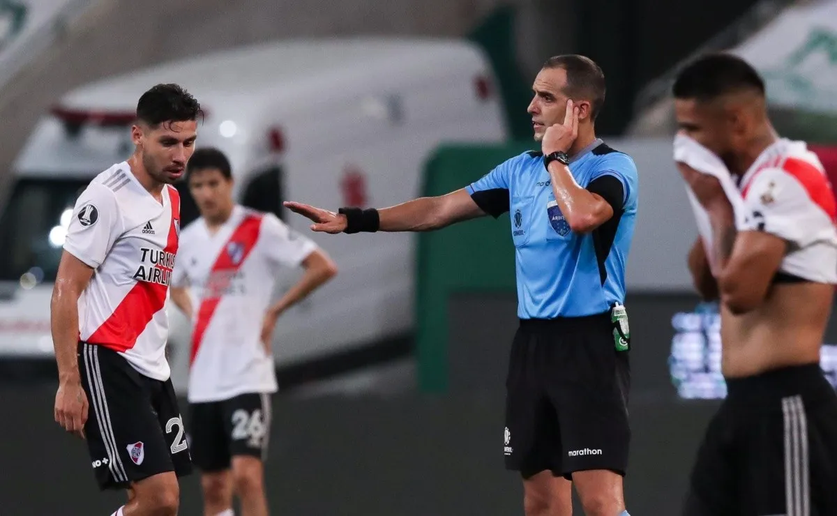 Esteban Ostojich dirigió a River contra Palmeiras el pasado 12 de enero por la semifinal de la Copa Libertadores 2020. Ahora volverá a arbitrarlo contra Fluminense.