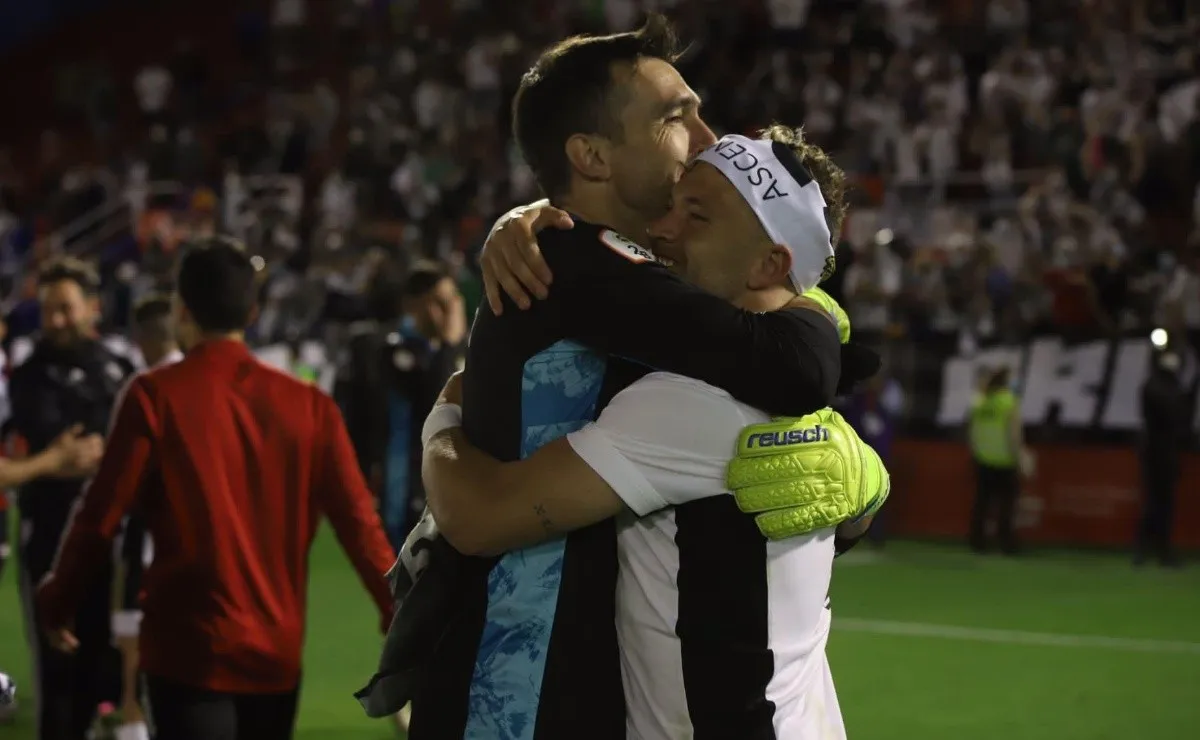 Marcelo Barovero celebra el ascenso del Burgos a la Segunda División de España. Otro ex River que ascendió fue Leonardo Pisculichi,