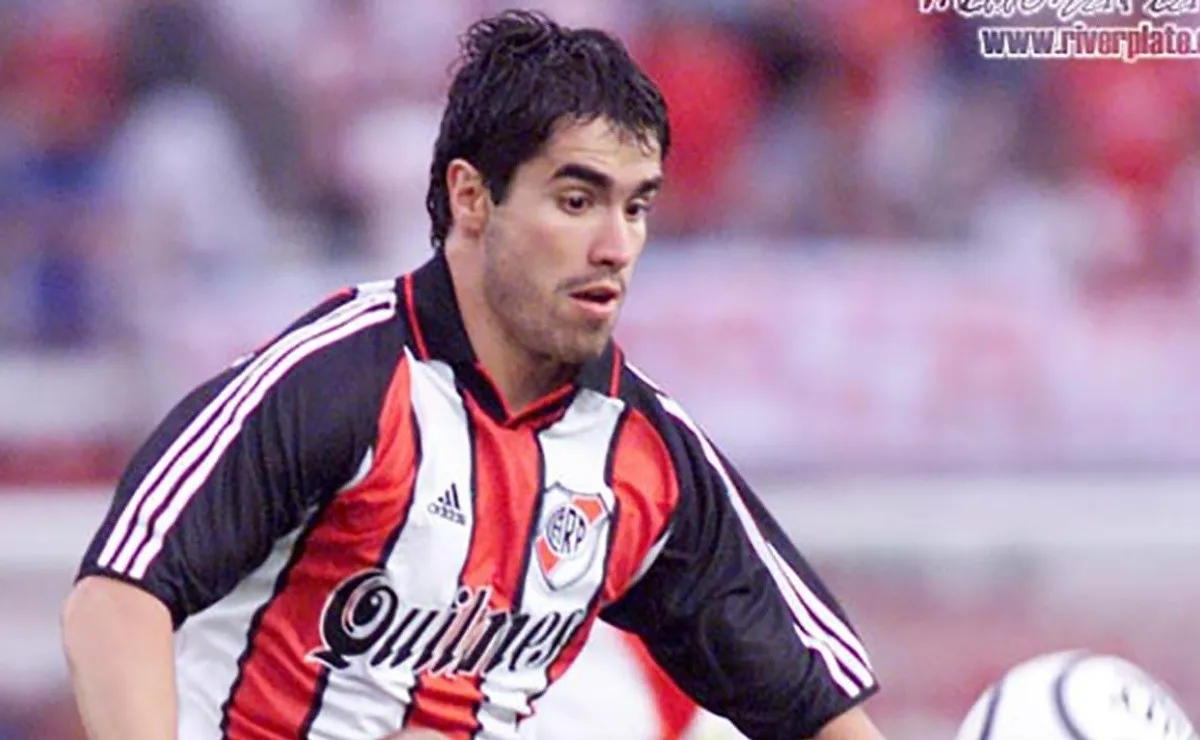 En su debut con el Millonario, el delantero tuvo que ir unos minutos al arco por la expulsión de Bonano.