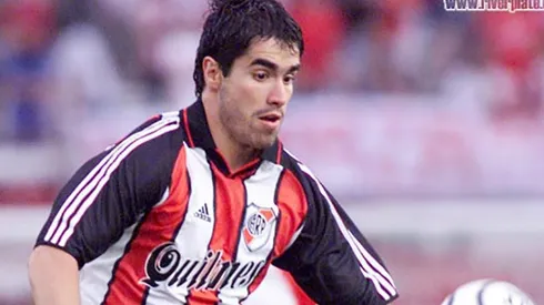 En su debut con el Millonario, el delantero tuvo que ir unos minutos al arco por la expulsión de Bonano.