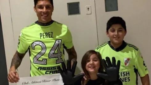 El volante recibió todo el afecto de su familia luego del partido.