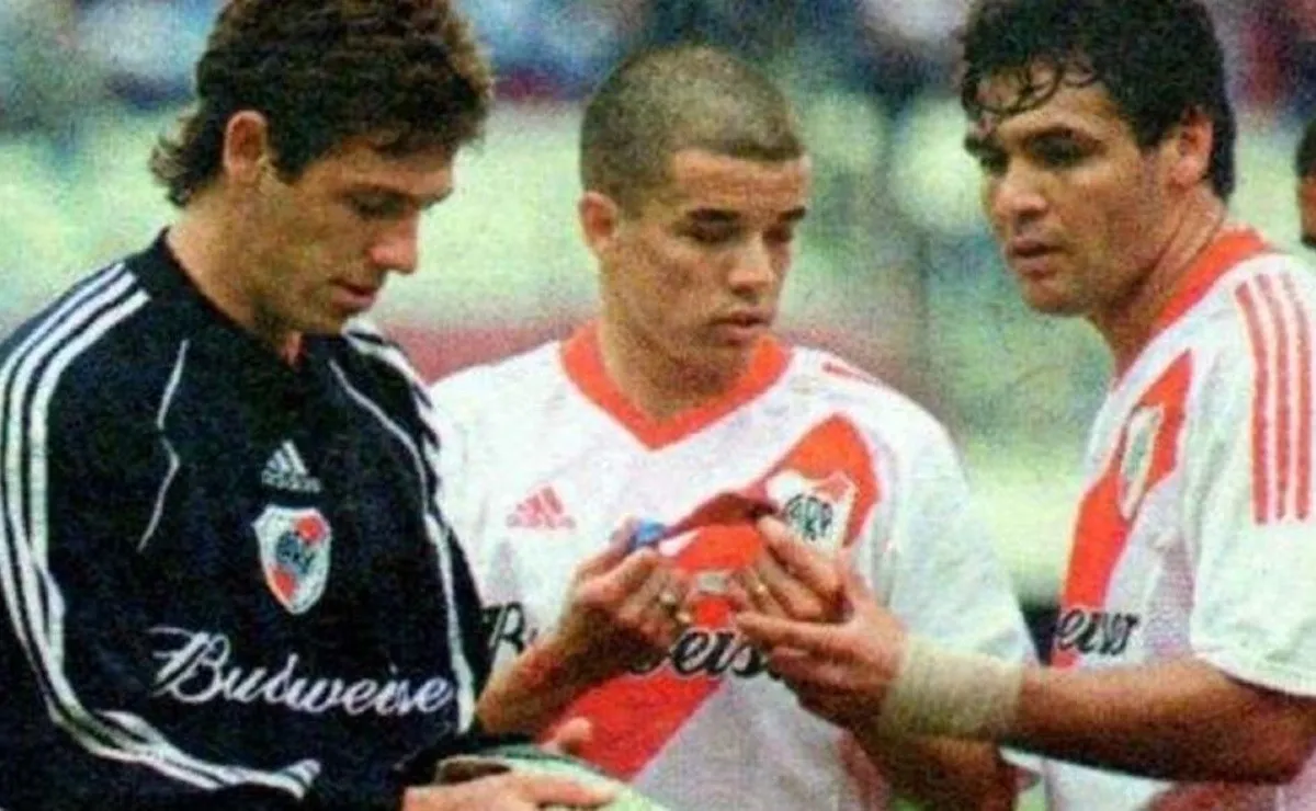 El defensor tuvo que ir al arco en un partido frente a Racing por el Clausura 2002.