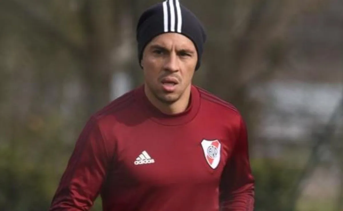 Enzo Pérez se calzó los guantes en el entrenamiento de River