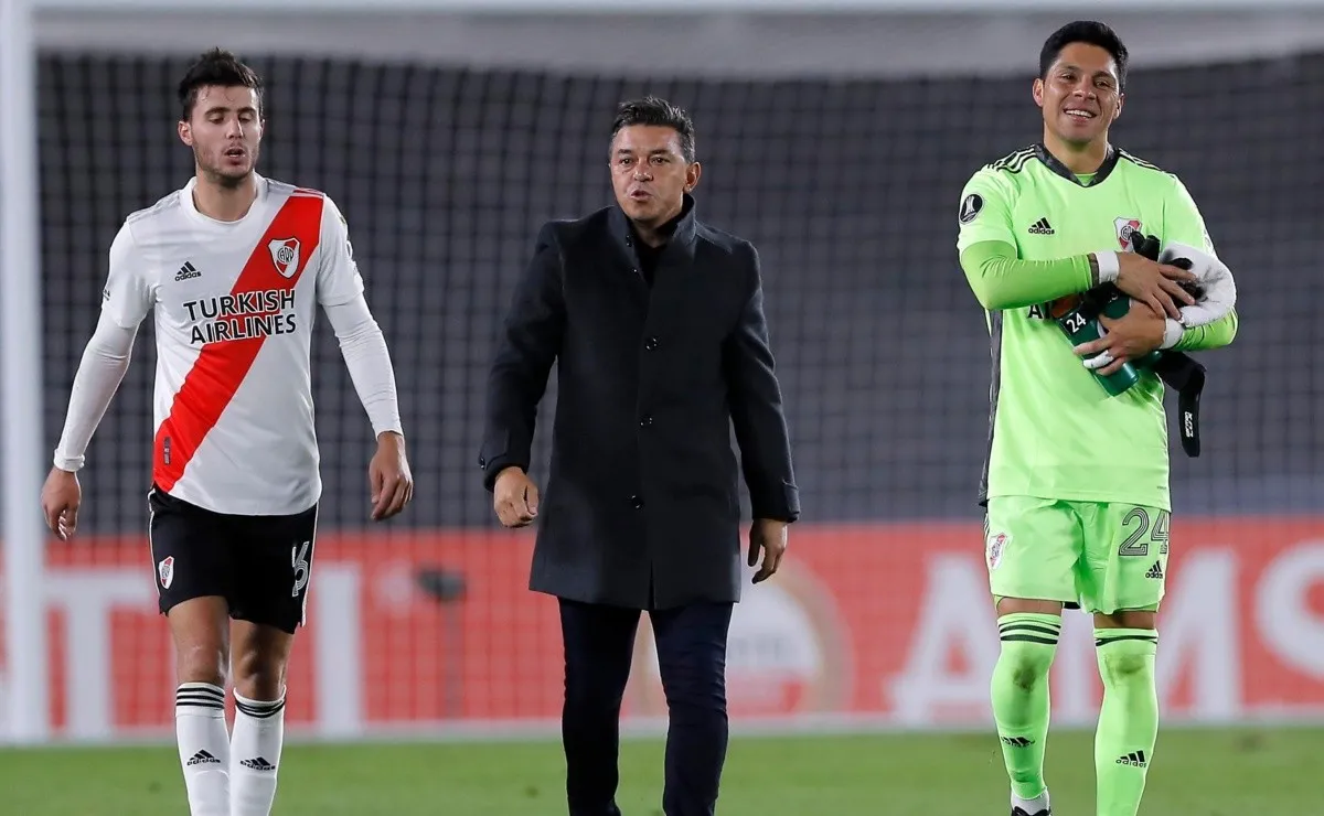 Marcelo Gallardo y un reconocimiento a sus jugadores después del esfuerzo realizado en el partido entre River y Santa Fe por la Copa Libertadores.