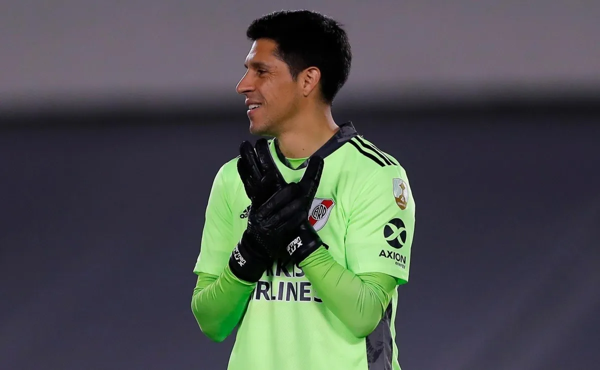 Los guantes que Enzo usó ante Santa Fe son de un arquero del plantel.