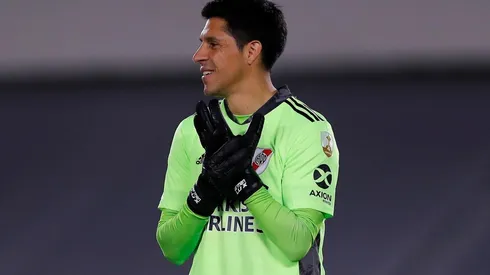 Los guantes que Enzo usó ante Santa Fe son de un arquero del plantel.