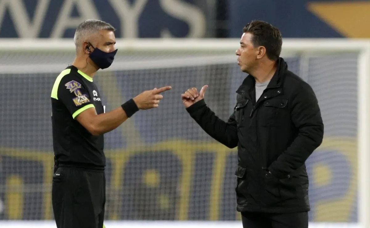 El Muñeco expresó todo su malestar por la falta no cobrada en el gol de Boca.