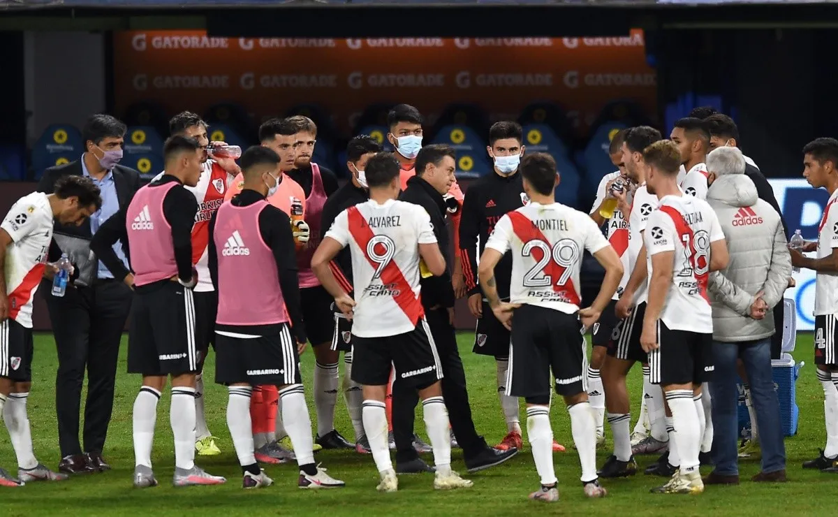 Gallardo y los jugadores, todos unidos. Una imagen que simboliza lo que es River en este momento.