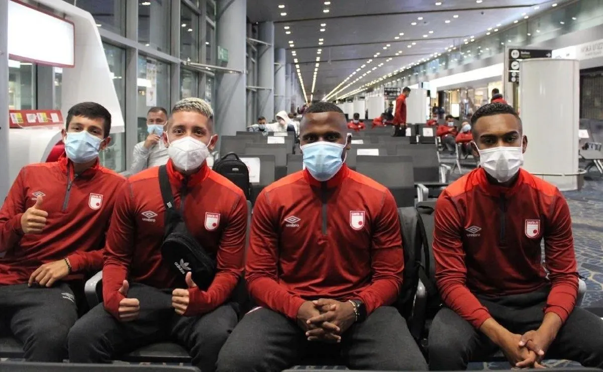 El conjunto colombiano emprendió el viaje rumbo a Buenos Aires sin algunos jugadores contagiados.